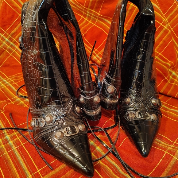 Black Faux Crocodile-Patterned Boots size 8 - Picture 4 of 5